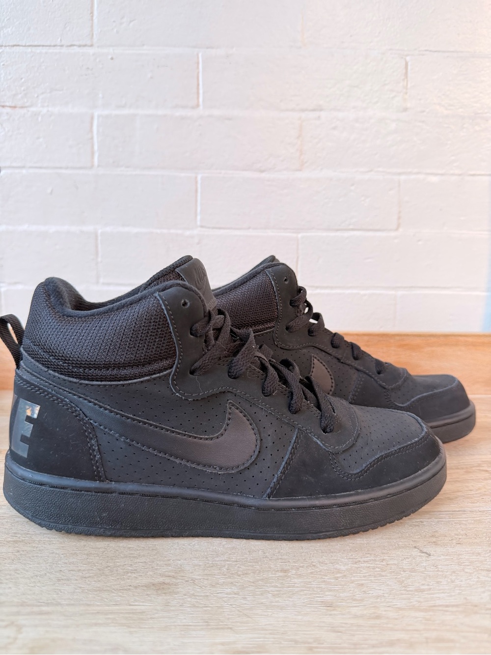WNike Court Borough Mid US 5Y Black Leather Sneakers 839977-001